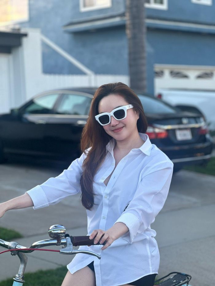 Bà mẹ ba con chọn trang phục trẻ trung khi đạp xe, bày tỏ rất trân trọng những ngày bình yên và nhẹ nhàng hiện tại.