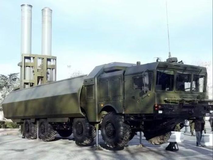Hệ thống Bastion là một tổ hợp tên lửa phòng thủ bờ biển ban đầu được thiết kế để tấn công các tàu mặt nước, thông qua việc sử dụng tên lửa chống hạm siêu âm P-800 Oniks.