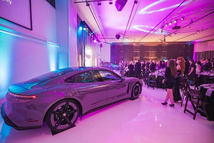 Porsche AG đối mặt với một năm 2025 đầy thách thức khi buộc phải hủy bỏ nhiều dự án xe điện trong bối cảnh nhu cầu EV toàn cầu suy giảm, đồng thời chứng kiến thị phần tại Trung Quốc đi xuống do áp lực cạnh tranh ngày càng lớn từ các hãng xe nội địa.