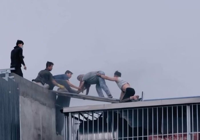  Nhiều người dân không quản ngại nguy hiểm cứu người. 