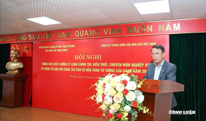 Ông Nguyễn Đức Lợi, Phó Chủ tịch Thường trực Hội Nhà báo Việt Nam, phát biểu khai mạc Hội nghị.