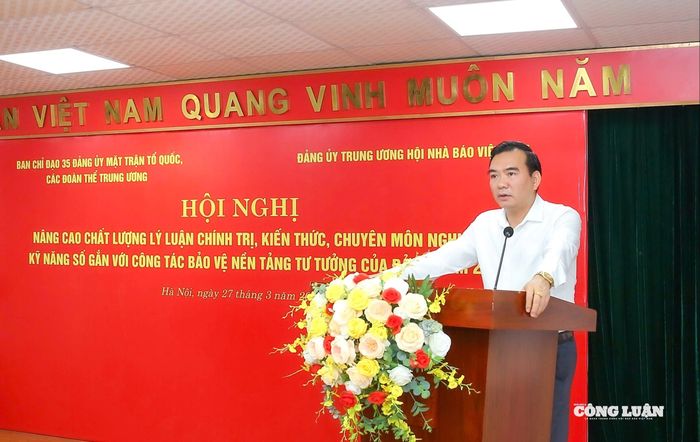 Trưởng ban Tuyên giáo và Dân vận Đảng ủy Mặt trận Tổ quốc, các đoàn thể Trung ương Nguyễn Minh Chung phát biểu chỉ đạo tại Hội nghị.
