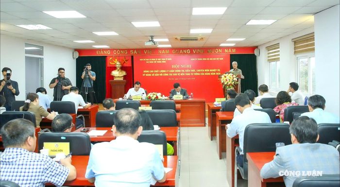 Các đại biểu trao đổi, thảo luận về giải pháp nâng cao năng lực đội ngũ báo chí trong kỷ nguyên số.