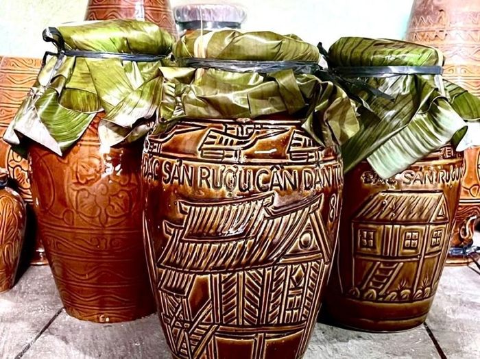 Thức uống mang hương vị truyền thống là rượu ghè với hương men say nồng của núi rừng, cũng dần trở thành sản phẩm du lịch đặc trưng