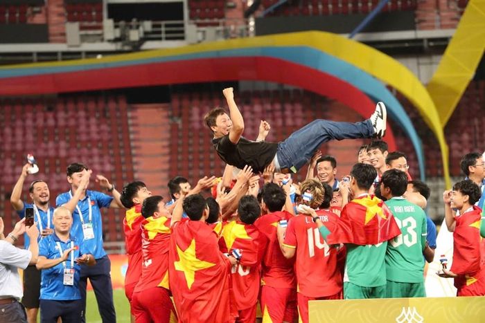 Chiến thắng của đội tuyển bóng đá U22 hay của nhiều tập thể, cá nhân khác, đều là minh chứng cho nỗ lực phấn đấu và tinh thần dân tộc. Ảnh: QUÝ LƯỢNG