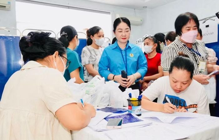 Liên đoàn Lao động Thành phố Hồ Chí Minh tổ chức chương trình khám bệnh cho lao động nữ tại Công ty TNHH Sơn Tùng (phường Linh Xuân, Thành phố Hồ Chí Minh).