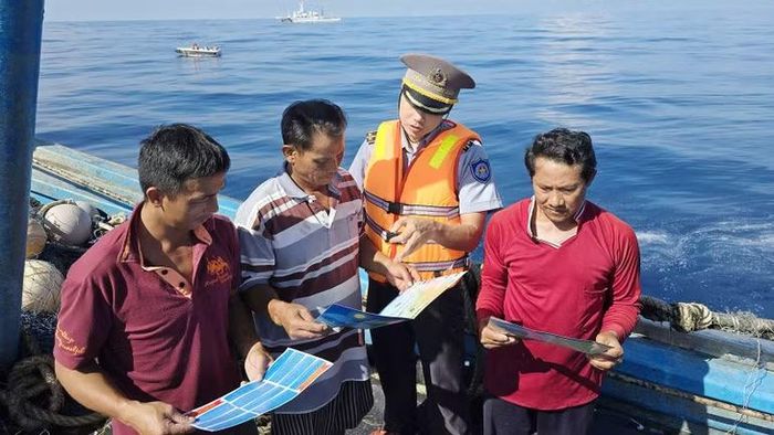 Tuyên truyền pháp luật cho ngư dân trên biển.