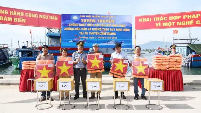 Tuyên truyền kết hợp tặng quà cho ngư dân tại các cảng cá.