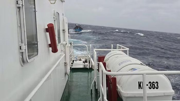 Tàu KN 363 cứu nạn tàu cá trong cơn bão số 1 (tháng 6/2025).