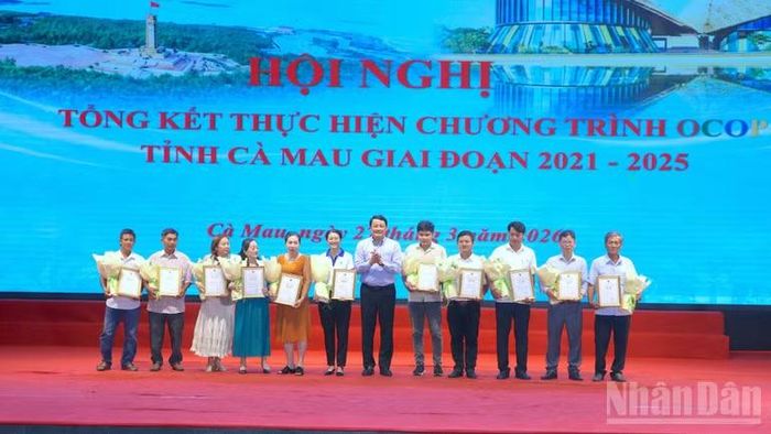 Phó Giám đốc Sở Nông nghiệp và Môi trường tỉnh Cà Mau Bùi Tứ Hải (giữa) trao giấy chứng nhận các sản phẩm OCOP năm 2025 cho các chủ thể tại hội nghị.