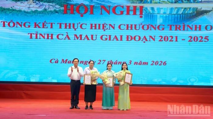 Thay mặt lãnh đạo tỉnh, Giám đốc Sở Nông nghiệp và Môi trường tỉnh Cà Mau Tô Hoài Phương (ngoài cùng bên trái) trao chứng nhận các sản phẩm OCOP năm 2025.