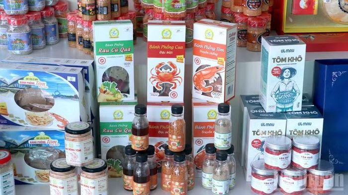 Sản phẩm OCOP trưng bày bên lề hội nghị.