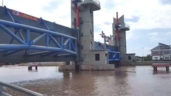 Cống âu Rạch Mọp trên địa bàn thành phố Cần Thơ giúp trữ ngọt, ngăn mặn mùa khô hạn.