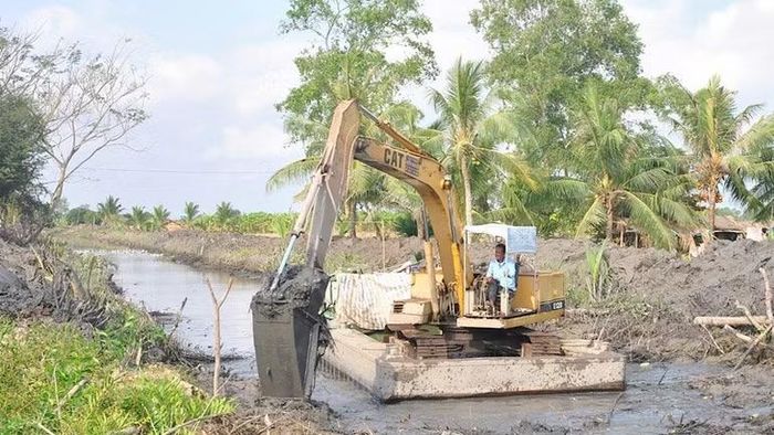 Nạo vét kênh nội đồng tạo nguồn nước tưới cho sản xuất nông nghiệp vào mùa khô.