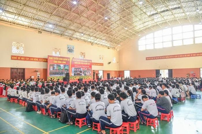Toàn cảnh buổi tư vấn tuyển sinh quân sự tại Trường trung học phổ thông Lưu Văn Liệt.