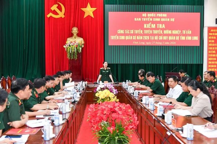 Thiếu tướng Phùng Thị Phú phát biểu tại buổi kiểm tra.