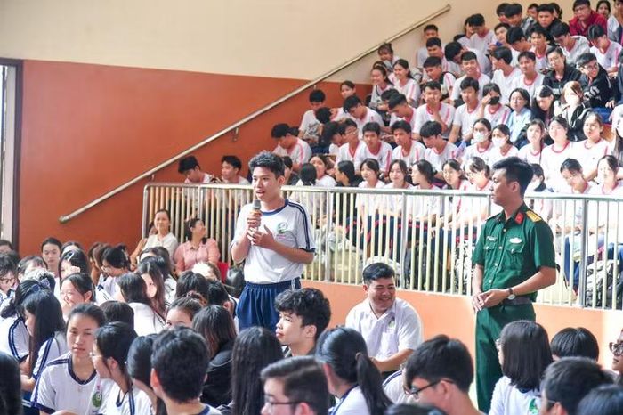 Học sinh Trường trung học phổ thông Lưu Văn Liệt phát biểu thắc mắc tại buổi tư vấn tuyển sinh quân sự.