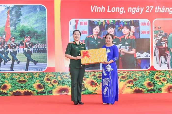 Thiếu tướng Phùng Thị Phú tặng quà Trường trung học phổ thông Lưu Văn Liệt.