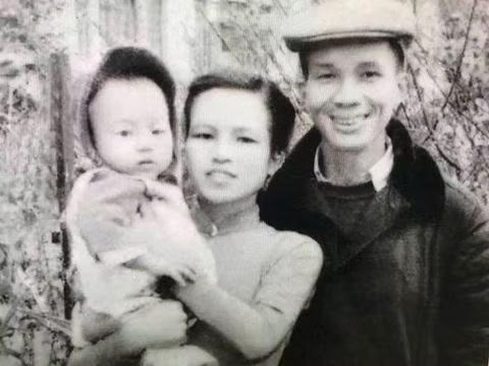 Nhà văn Xuân Thiều cùng vợ và con trai năm 1961 (Ảnh tư liệu).