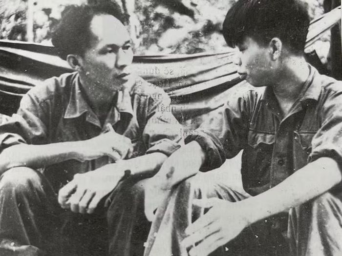  Nhà văn Xuân Thiều (bên trái) trong chuyến công tác tại đường mòn Trường Sơn trong chiến tranh chống Mỹ cứu nước năm 1971 (Ảnh tư liệu). 