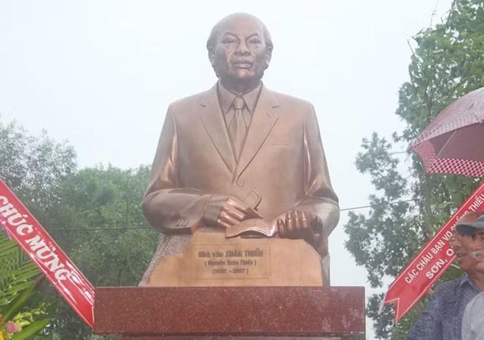 Tượng nhà văn Xuân Thiều tại Trường tiểu học mang tên ông ở xã Đức Quang, tỉnh Hà Tĩnh.