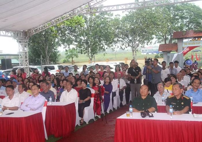 Các nhà văn quân đội, bạn bè, đồng nghiệp và đông đảo bạn đọc cùng học sinh và nhân dân địa phương tham dự lễ khánh thành tượng nhà văn Xuân Thiều tại Trường tiểu học mang tên ông ở Hà Tĩnh.