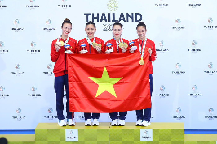 Các nữ võ sĩ thể hiện phong độ ấn tượng, góp công giúp đội tuyển karate Việt Nam nhất toàn đoàn tại SEA Games 33. Ảnh: VIỆT AN