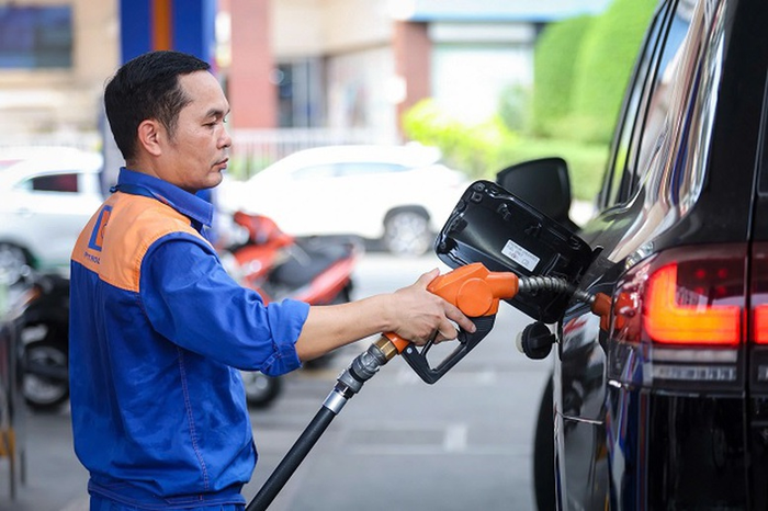 Hôm nay, giá xăng giảm xuống 24.000 đồng/lít. Ảnh minh họa: VGP