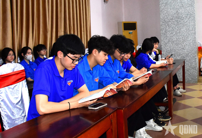 Đoàn viên, thanh niên tham dự tọa đàm. 