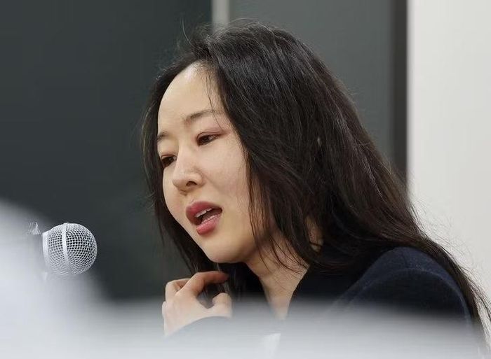 Bà Min Hee Jin, cựu CEO của hãng thu âm K-pop ADOR và người sáng lập Ooak Records, đọc tuyên bố tại cuộc họp báo được tổ chức tại Hội trường Kyowon Challenge ở quận Jongno, Seoul, ngày 25/2, về chiến thắng của bà tại tòa án sơ thẩm trong vụ kiện quyền chọn bán trị giá 25,6 tỷ won chống lại HYBE Labels.
