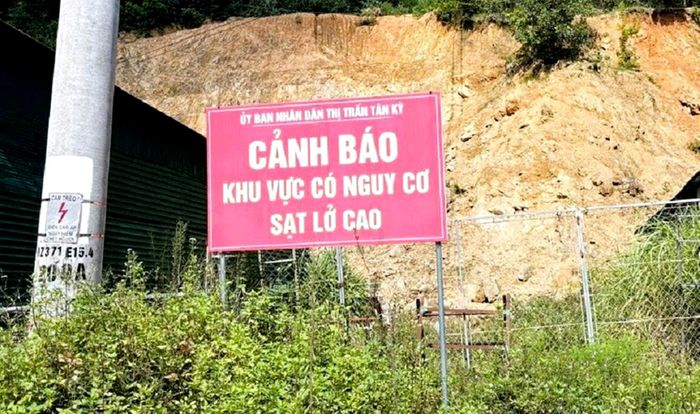  Cắm biển cảnh báo khu vực có nguy cơ sạt lở cao 