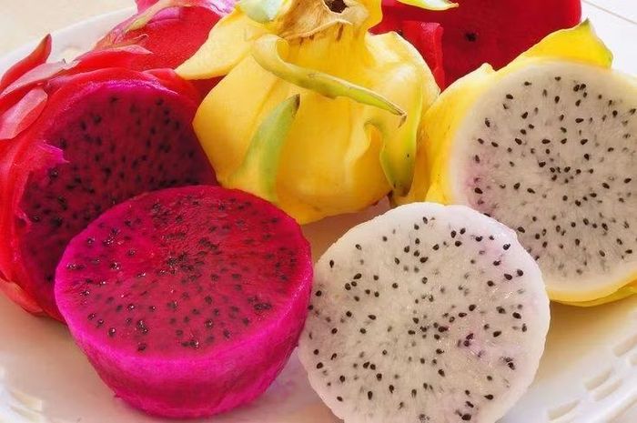 Quả có nhiều màu sắc khác nhau. Tùy loài, thanh long có thể có ruột trắng, đỏ hoặc tím, với hạt nhỏ li ti. Ảnh: Pinterest.