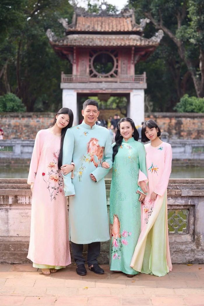 ...Nhưng khi được khai thông, tôi nhận ra giá trị của hiện tại không nhất thiết phải dùng thang điểm cũ để so sánh và mình vẫn đang ‘rực rỡ’ theo một cách khác. Năm cuối cùng tôi còn được gọi là ‘Thơ bốn mươi tuổi’. Happy birthday to me”, Anh Thơ viết.