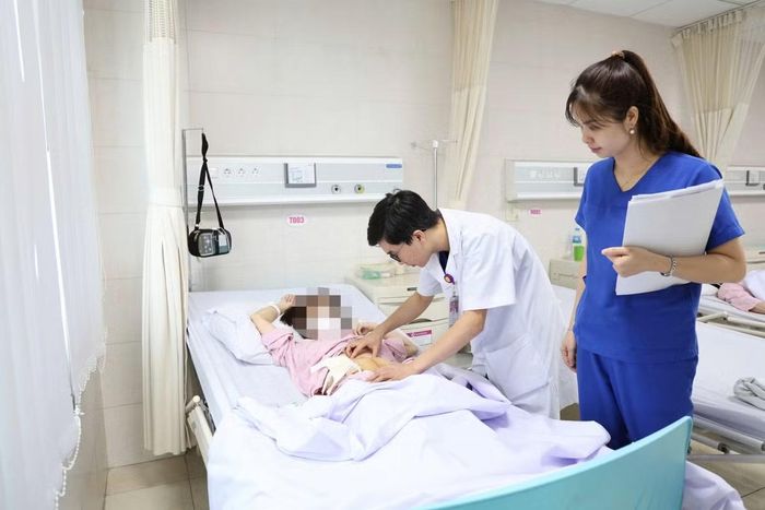 Các bác sĩ thăm khám lại cho bệnh nhân trước khi xuất viện - Ảnh BVCC