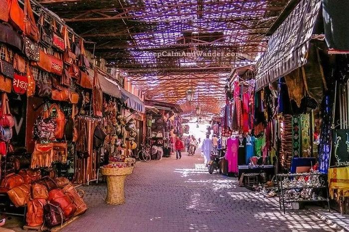  Cuộc sống truyền thống vẫn tiếp diễn. Dù thu hút du lịch, Medina vẫn là nơi sinh sống của hàng chục nghìn người dân địa phương, với nhịp sống gần như không thay đổi qua nhiều thế kỷ. Ảnh: Pinterest.