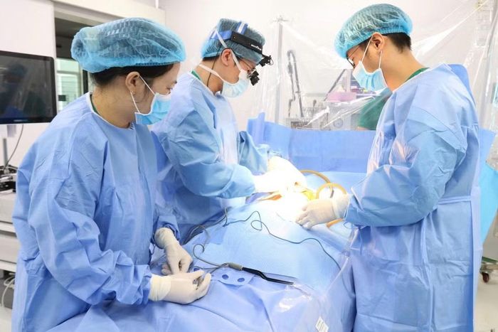 Ê-kíp y, bác sĩ bệnh viện Nhi Thái Bình đang thực hiện phẫu thuật cho bệnh nhi - Ảnh BVCC