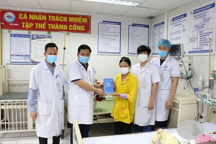 Ban giám đốc bệnh viện trao quà động viên bệnh nhi và gia đình do hoàn cảnh còn nhiều khó khăn - Ảnh BVCC
