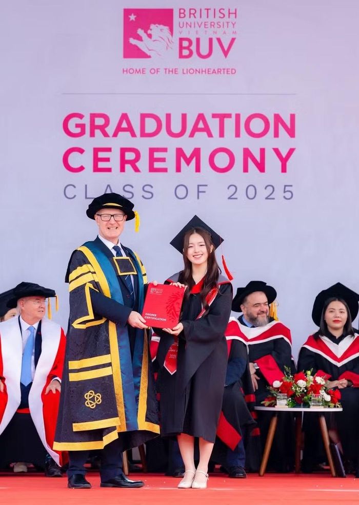 Chu Phương Anh trong buổi lễ trao bằng tốt nghiệp tại Trường Đại học Anh quốc Việt Nam năm 2025.