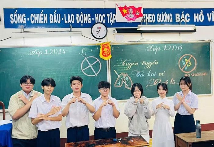 Học sinh Trường THPT Nguyễn Công Trứ nói không với các loại thuốc lá. Ảnh: NTCC