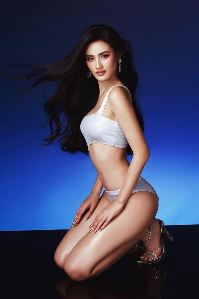 Trong bộ ảnh mới, Ý Nhi lựa chọn thiết kế bikini cắt xẻ tinh tế nhưng không kém phần gợi cảm, giúp tôn lên đường cong thanh mảnh, vòng eo thon gọn cùng đôi chân dài nổi bật.