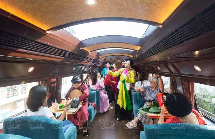 Trong suốt hành trình, du khách được thưởng thức nghệ thuật và ẩm thực truyền thống độc đáo ngay trên tàu. Ảnh: VNP.