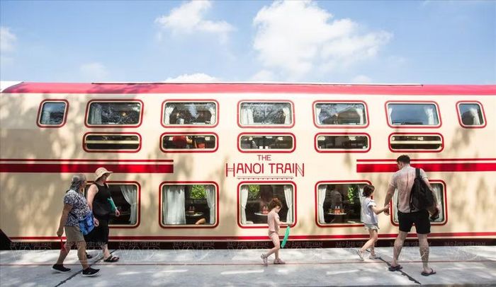 Đoàn tàu 'Hà Nội 5 cửa ô' bao gồm 5 toa được đặt theo 5 cửa ô gồm: Ô Cầu Giấy, Ô Cầu Dền, Ô Đống Mác, Ô Quan Chưởng và Ô Chợ Dừa. Ảnh: VNP.