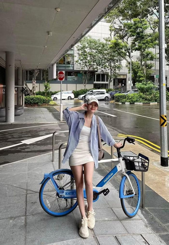 Bí quyết đầu tiên nằm ở việc lựa chọn kiểu dáng. Thay vì những thiết kế ôm sát truyền thống, cô thường ưu tiên sơ mi form rộng, tay phồng hoặc có chi tiết cách điệu nhẹ nhàng.