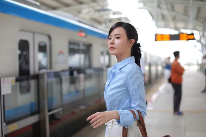 Đặc biệt, những cách phối áo sơ mi của Midu là nguồn cảm hứng lý tưởng cho những ai muốn “hack tuổi” một cách khéo léo.