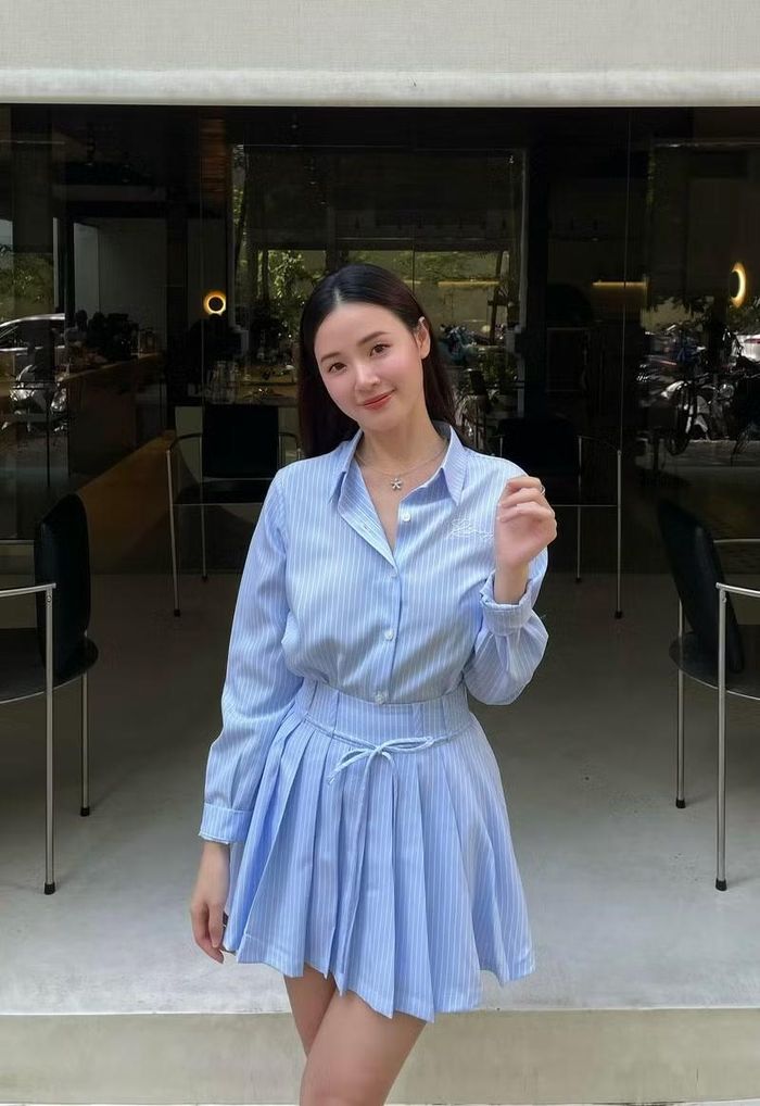 Cô đã chứng minh rằng chỉ cần biến tấu linh hoạt, chiếc áo quen thuộc này hoàn toàn có thể trở nên trẻ trung và năng động hơn bao giờ hết.