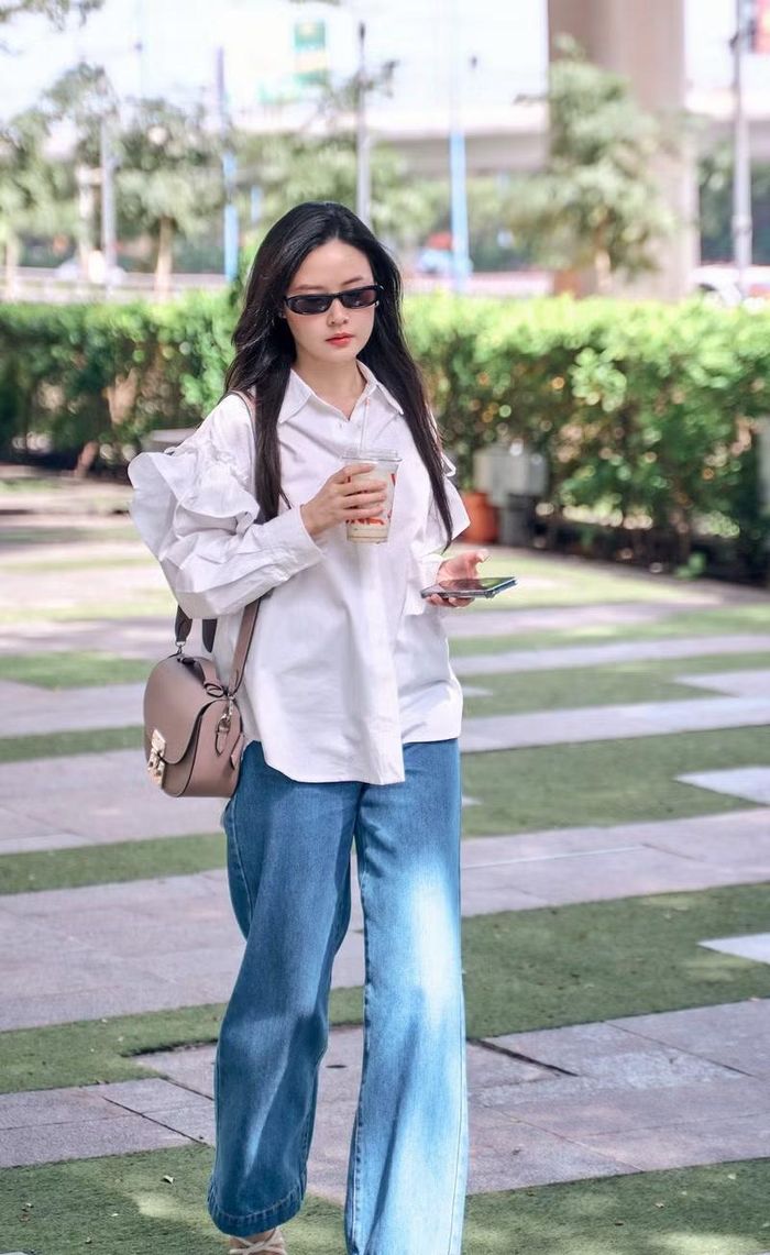 Màu sắc cũng là yếu tố quan trọng trong phong cách của nữ diễn viên. Cô thường chọn các gam màu sáng như trắng, be, pastel hoặc những tông màu nhẹ nhàng như xanh baby, hồng phấn.