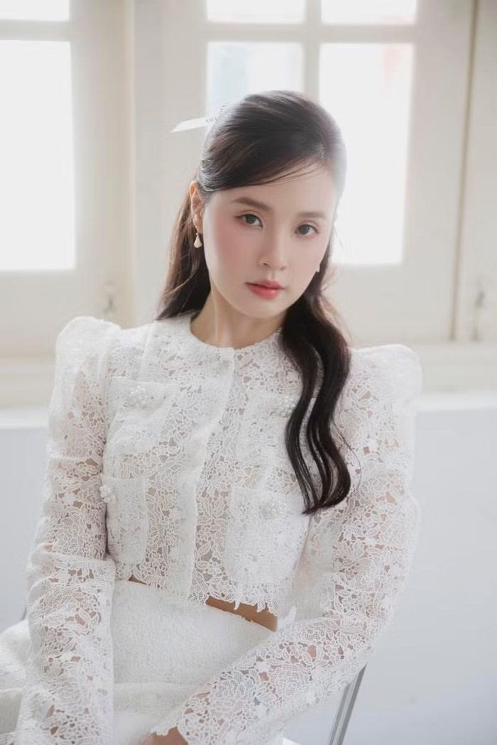 Một điểm đáng chú ý khác là thần thái. Dù diện trang phục đơn giản, Midu luôn toát lên sự tự tin và nhẹ nhàng. Đây chính là yếu tố quan trọng giúp cô luôn giữ được hình ảnh trẻ trung, cuốn hút.