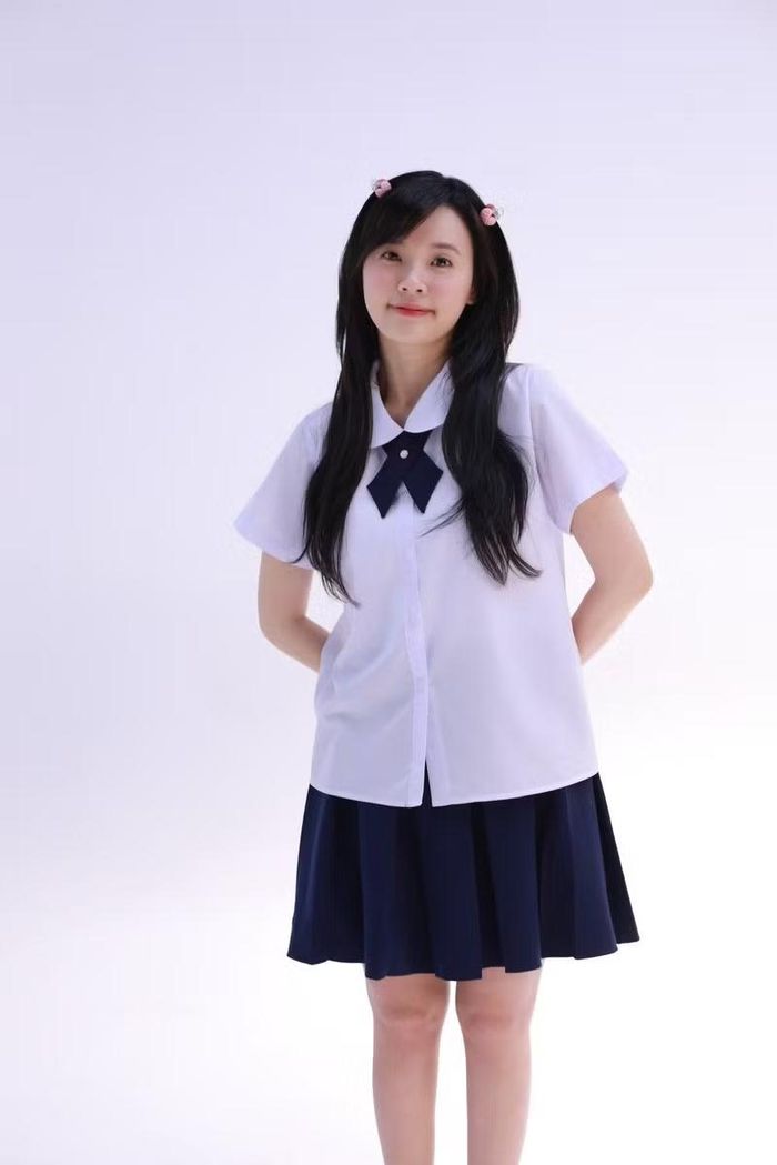 Không dừng lại ở chiếc áo, cách phối đồ của Midu là điểm đáng học hỏi. Cô thường kết hợp sơ mi với chân váy ngắn, quần short hoặc quần jeans cạp cao tạo nên vẻ ngoài năng động, trẻ trung.