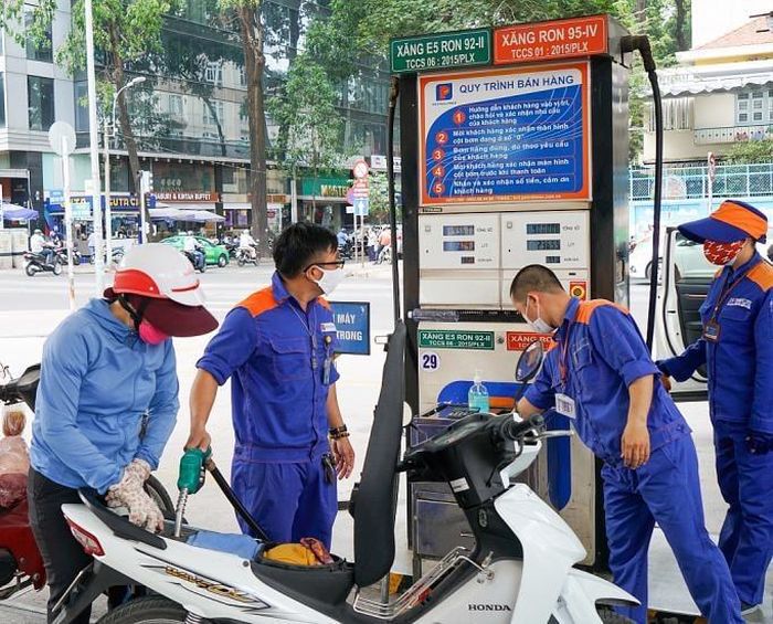 Giá xăng giảm rất mạnh, đưa về mức 24.000 đồng/lít. Ảnh: DMS.