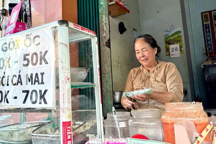 Cô Bùi Thị Lượm vui vẻ chia sẻ về việc chọn mua cá mai tươi.